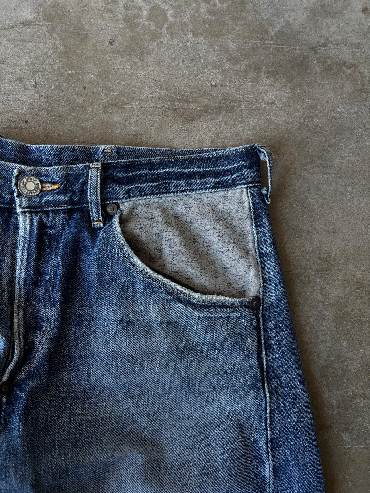 2000s Levis Engineered Buckle Back Jeans